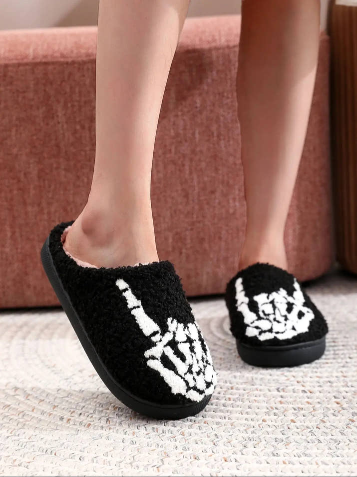 Skull Finger Pattern Skull  Thick-Soled Comfortable Woolen Cotton Slippers